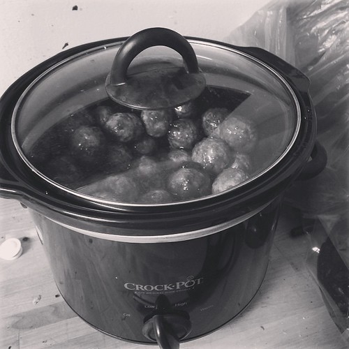 The Timeless Charm of Mom’s Vintage Crock-Pot: A Tale of Durability and Culinary Adventures