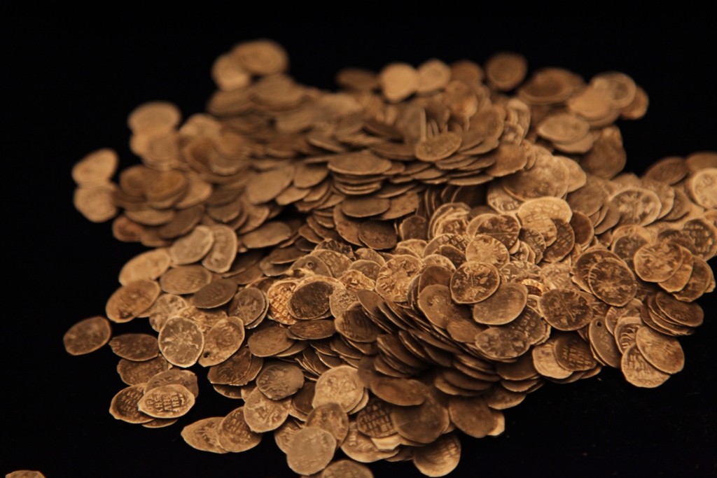 The Astonishing 1940 Coin Shower in Russia: Unveiling a Hidden Treasure Trove